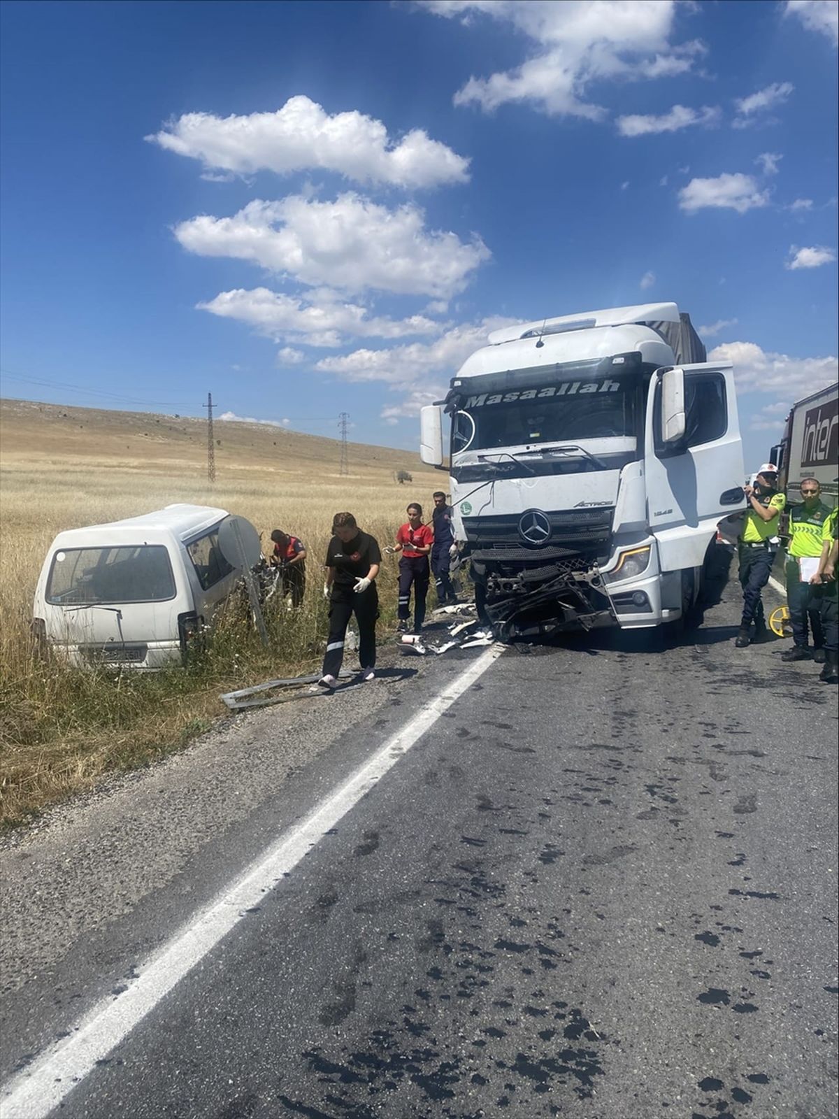 Afyonkarahisar'da tır ile çarpışan kamyonetin sürücüsü öldü