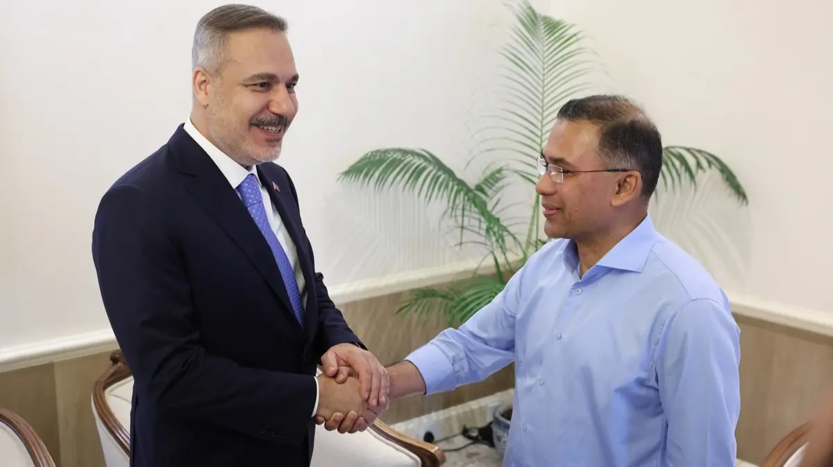 Bakan Fidan Dakka'da: Başbakan Rahman ile bir araya geldi