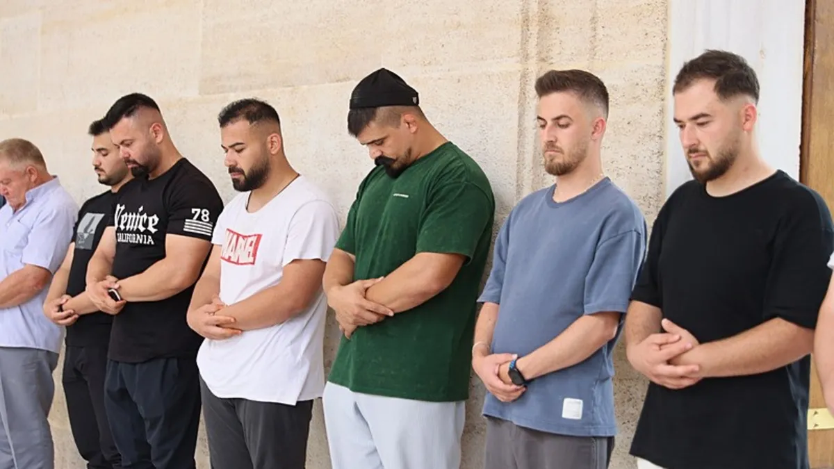Kırkpınar pehlivanları Selimiye Camisi'nde cuma namazı kıldı