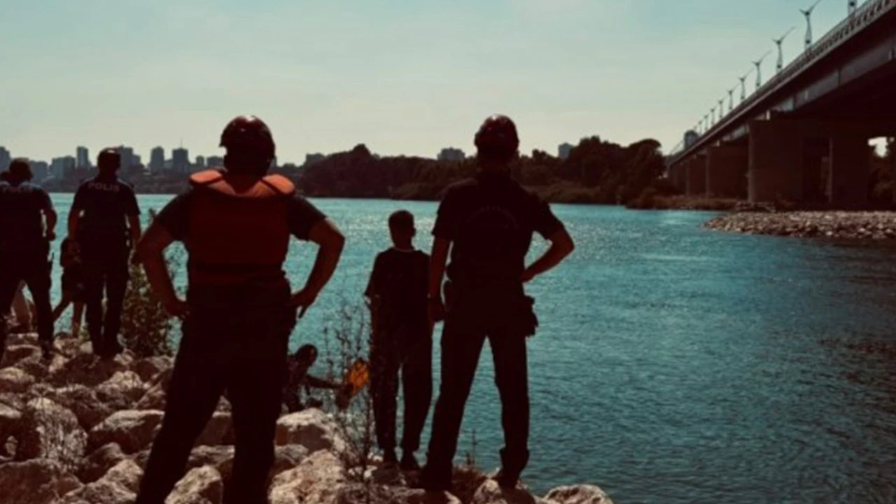 Seyhan Nehri’ne giren genç boğuldu