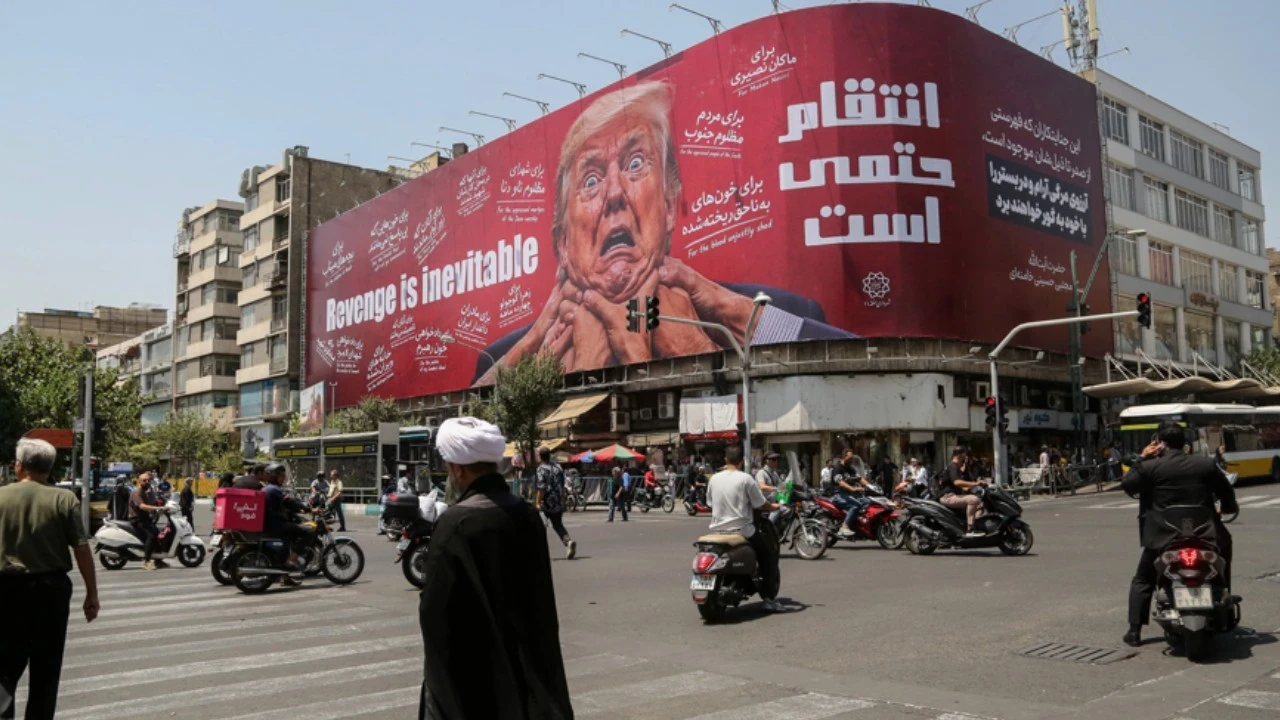 Tahran’da Trump’ı hedef alan dev afiş: İntikam kaçınılmaz