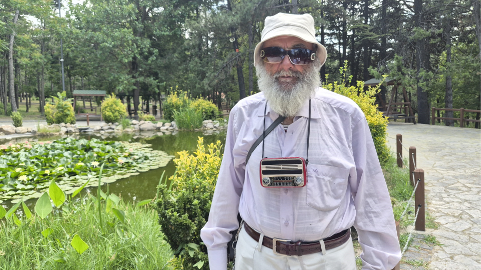 76 yaşındaki Sait dede teknolojiyi reddetti, yol arkadaşı sadece radyosu oldu