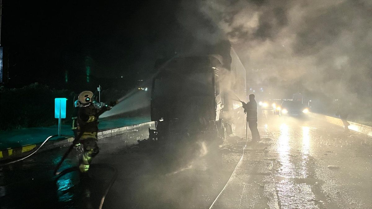 Hatay'da tırda çıkan yangın söndürüldü