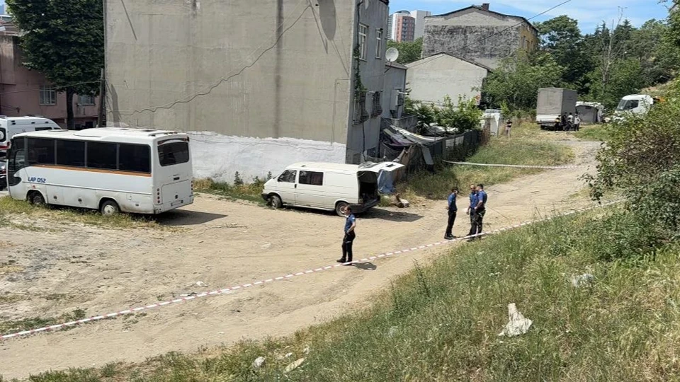 Bağcılar'da park halindeki araçtan çürümüş ceset çıktı