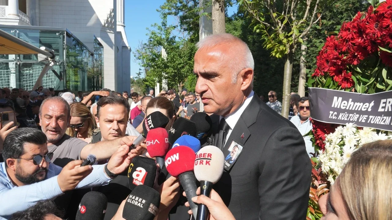 Bakan Ersoy’dan Kadir İnanır’a veda: “Bir devir kapanmış oluyor”