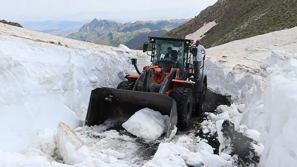 Haziran ayında karla mücadele ekipleri görevde! Sason'da kapanan yollar tek tek açılıyor