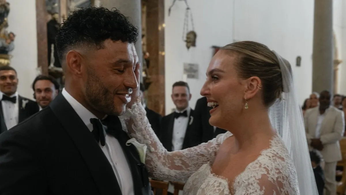 Beşiktaş’ın eski yıldızı Alex Oxlade ile şarkıcı Perrie Edwards evlendi!