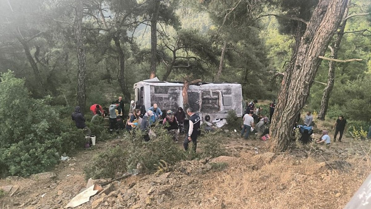 İzmir'de tarım işçilerini taşıyan midibüsü devrildi: Çok sayıda yaralı