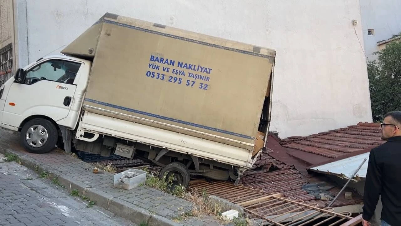 Yokuşu çıkamayan kamyonet evin çatısına düştü