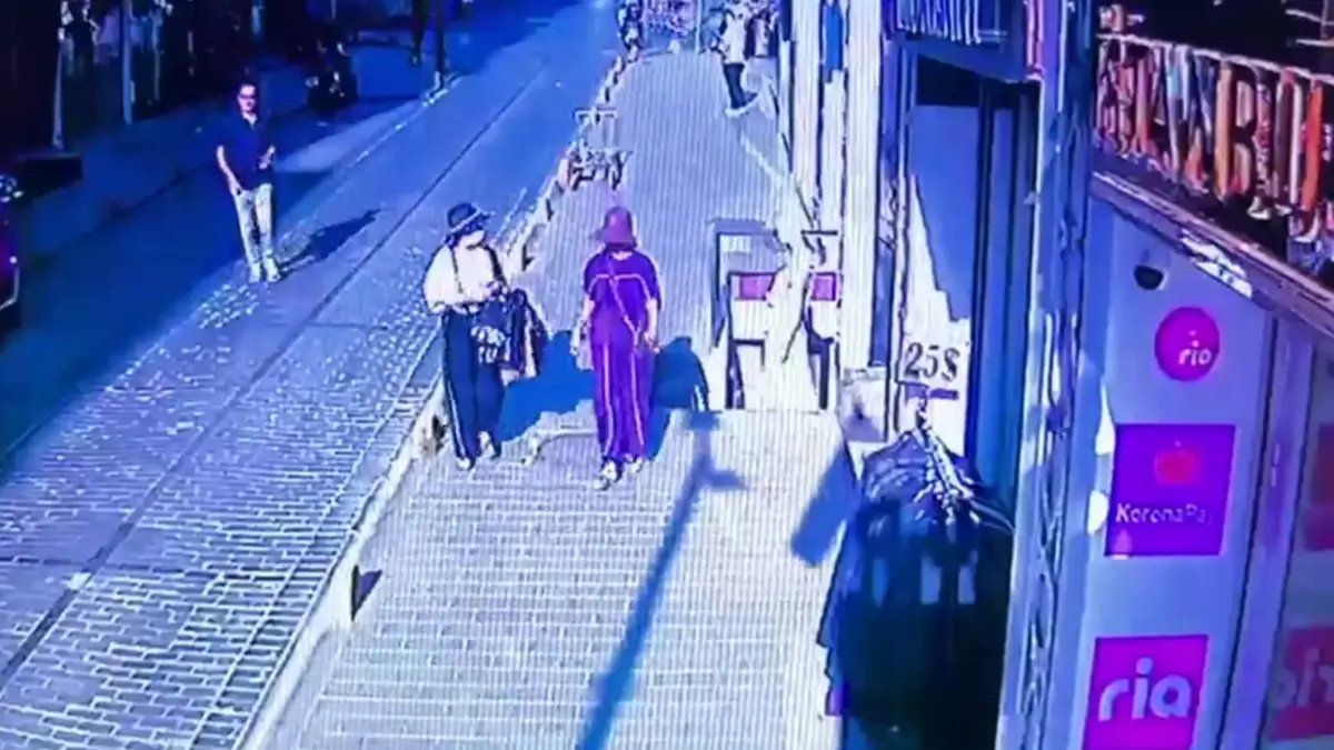 Sokak ortasında turistleri soydular! Çocuk şüphelinin 189 suç kaydı ortaya çıktı