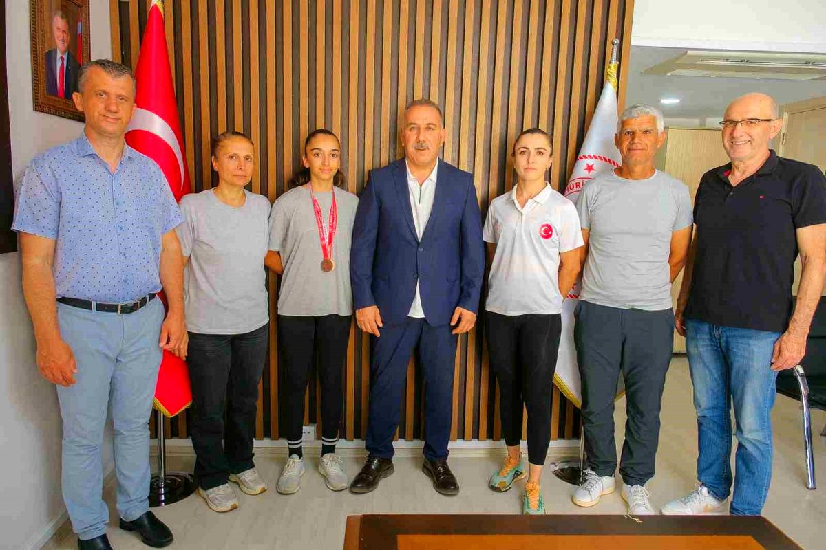 Türkiye üçüncüsü bisikletçi Hena Aydın'a döndü