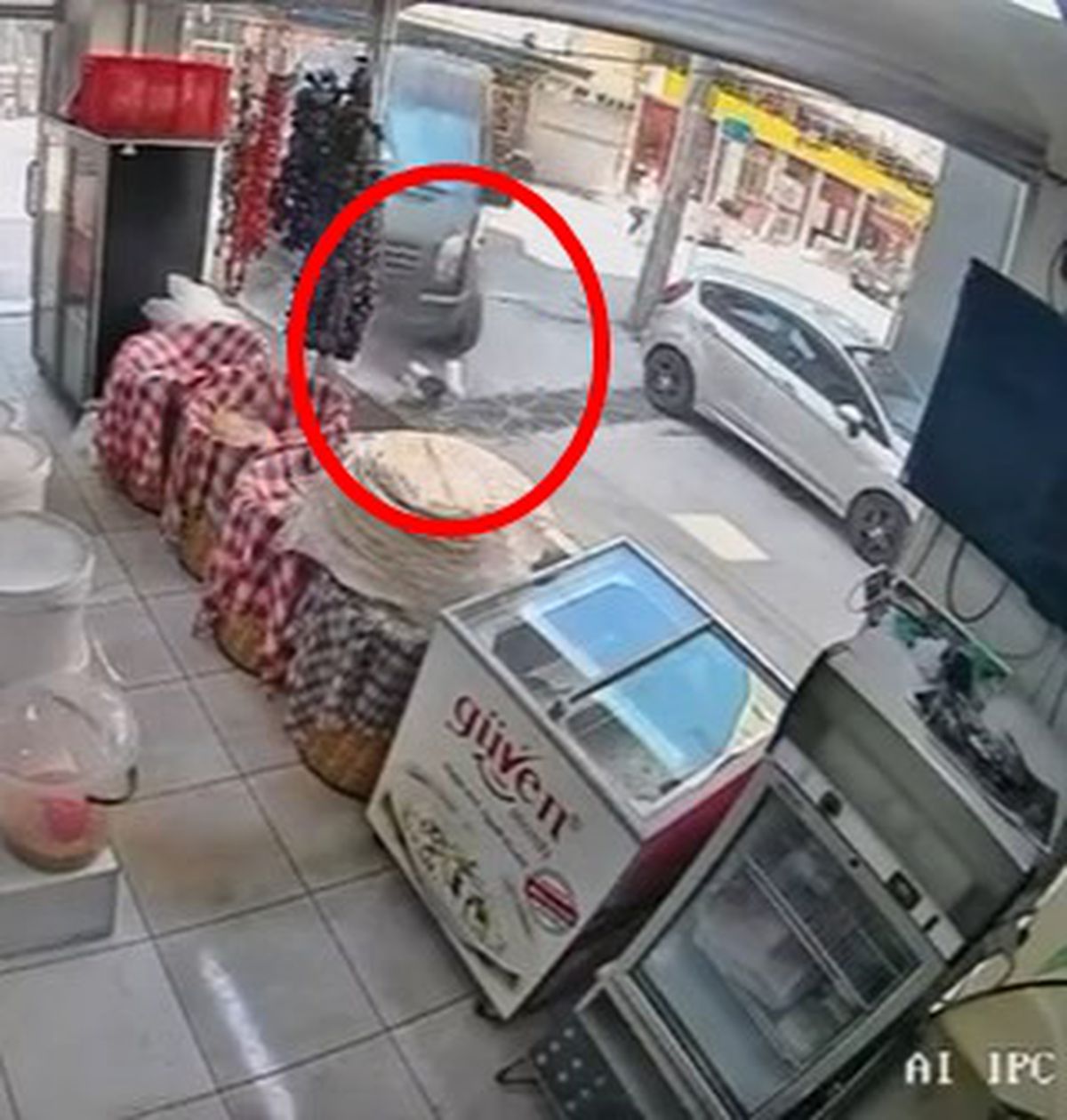 Kargo minibüsü çocuğu altına aldı, o anlar kamerada