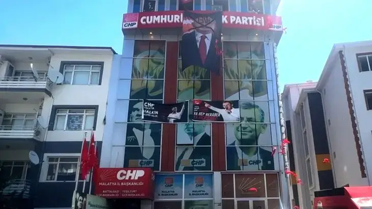 Malatya'da CHP binasında kriz! Kılıçdaroğlu'nun fotoğrafına 'hain' afişi asıldı