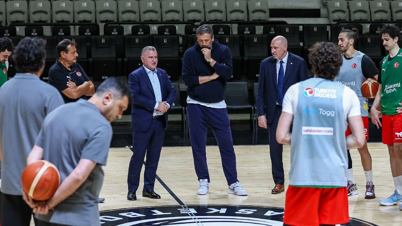 Bakan Bak, A Milli Basketbol Takımı'nın antrenmanını takip etti