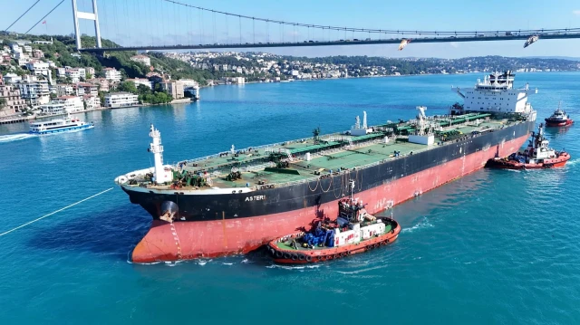 Karadeniz’deki savaşın izleri İstanbul Boğazı’nda: İDA saldırısına uğrayan dev tanker böyle geçti