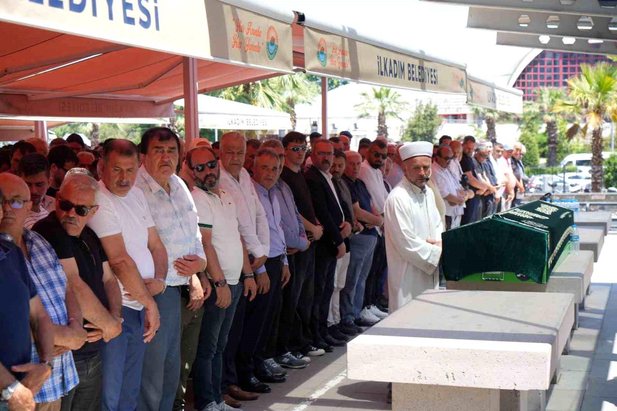 Trafik kazasında hayatını kaybeden genç motosikletçi, son yolculuğuna uğurlandı