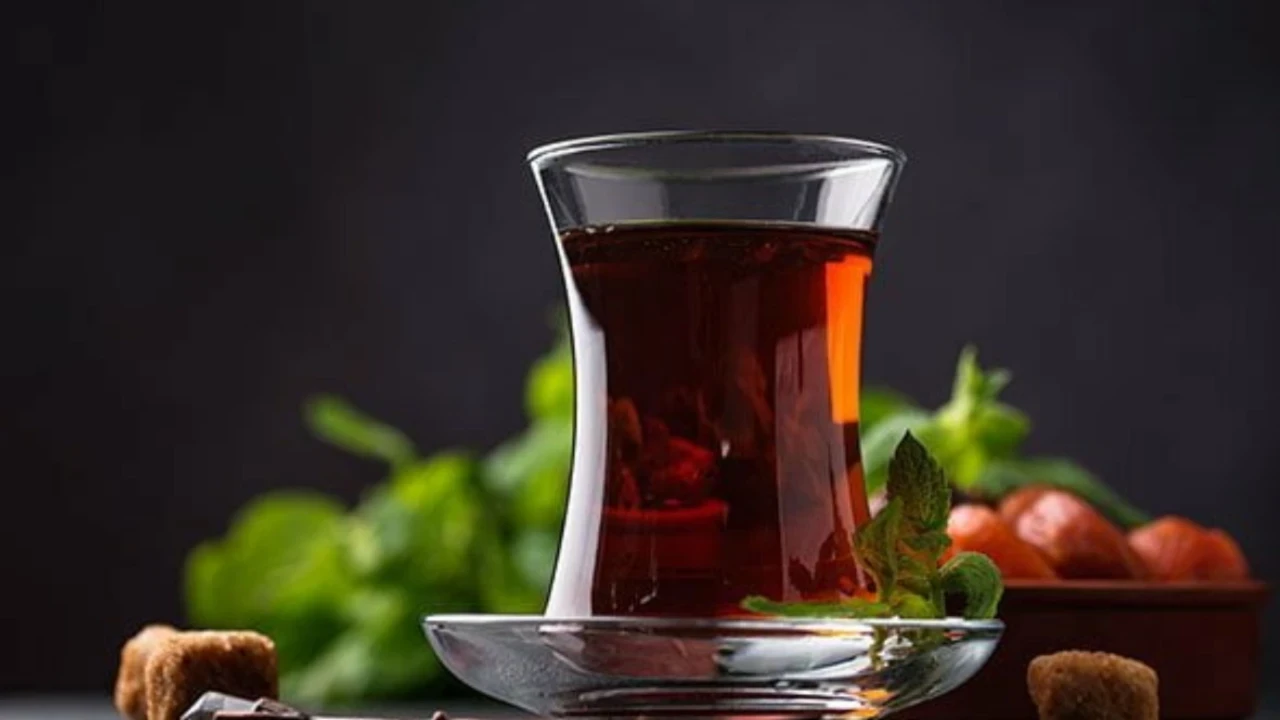 Çay suyuna 1 parça ekleyin: Saatlerce bayatlamıyor, lezzetini ikiye katlıyor
