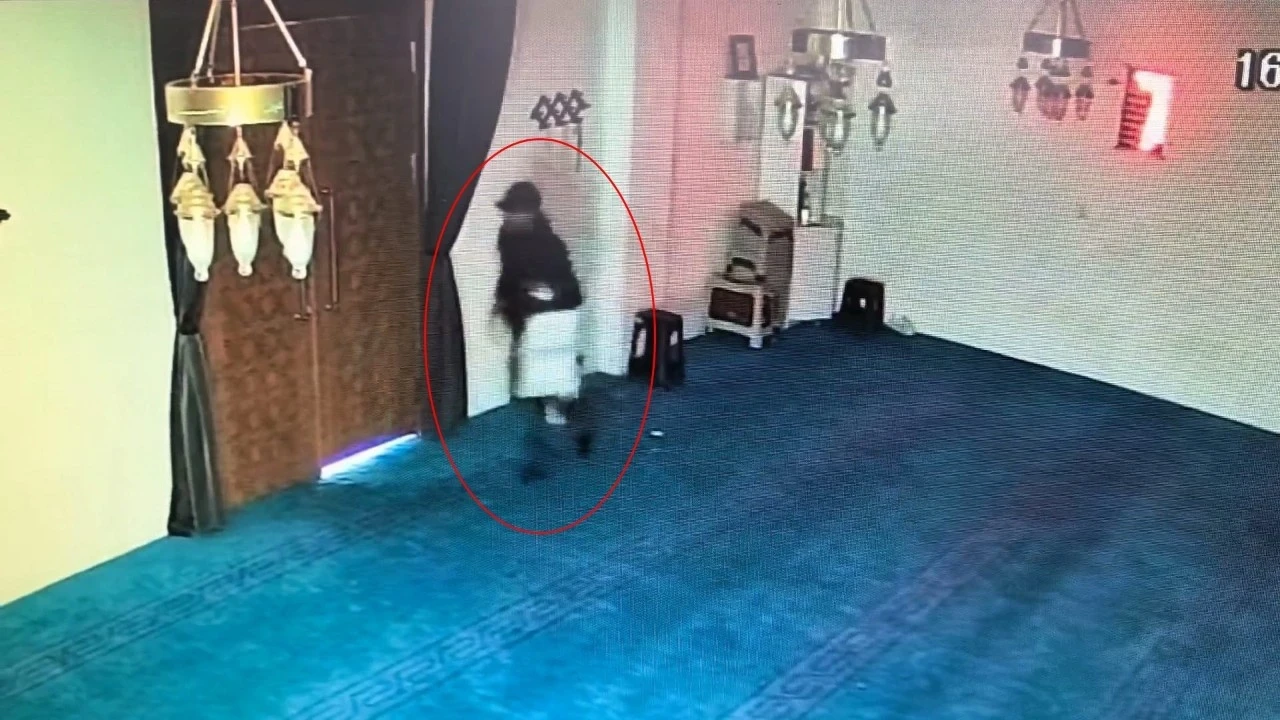 Kilitleri açamayınca dışarı fırladı! Kameradaki o görüntüler infial yarattı: "Çok zor durumda kaldık..."