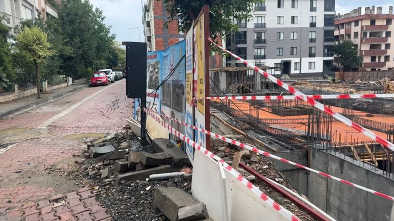 Avcılar’da yağışla birlikte yolda kayma oluştu sokak trafiğe kapatıldı