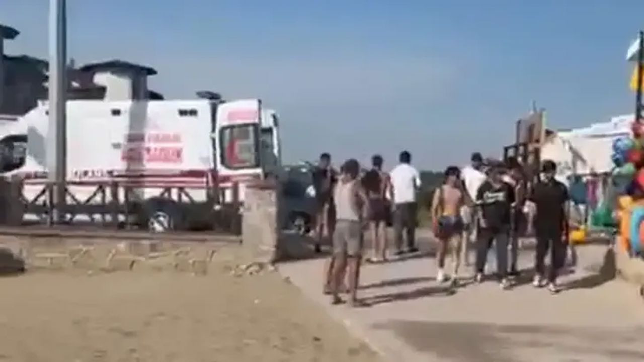 Denize giren 2 kardeşten biri boğuldu