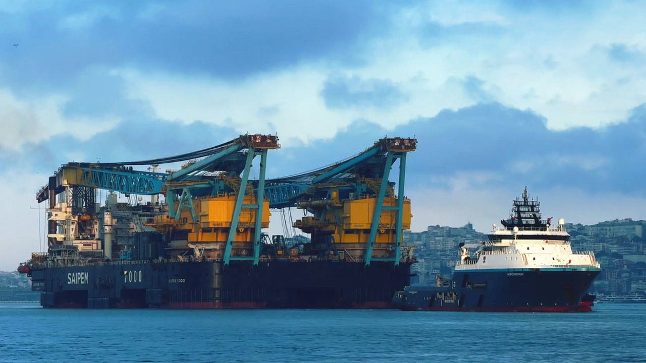 Dev vinç gemisi İstanbul Boğazı'ndan geçiyor: Gemi trafiği durduruldu