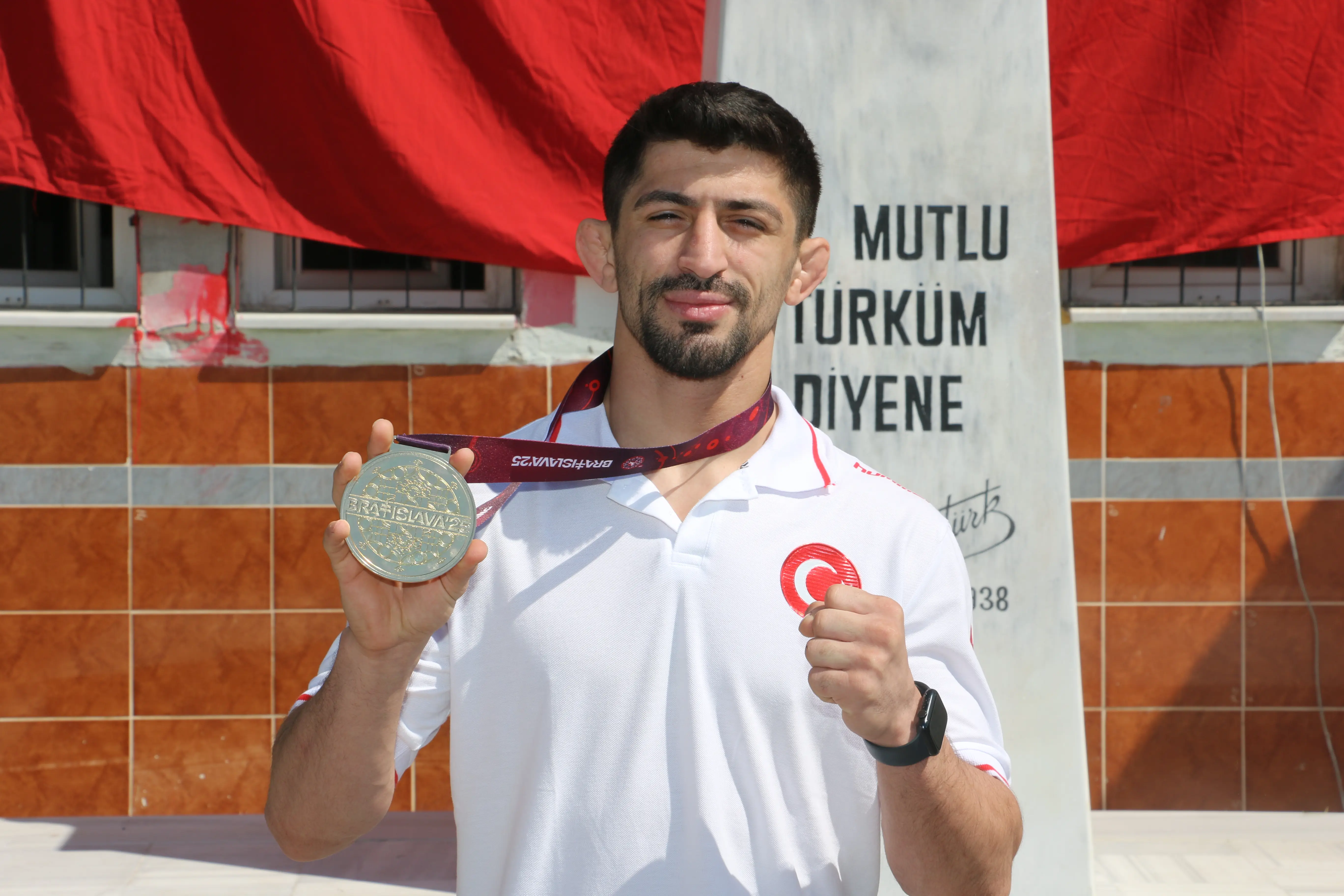 Milli güreşçi Kerem Kamal'dan Budapeşte'de gümüş madalya