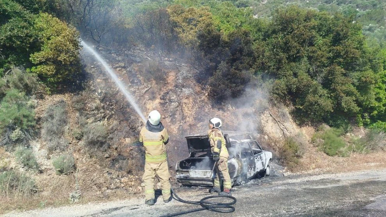 İzmir’de korkutan otomobil yangını ormana sıçramadan söndürüldü