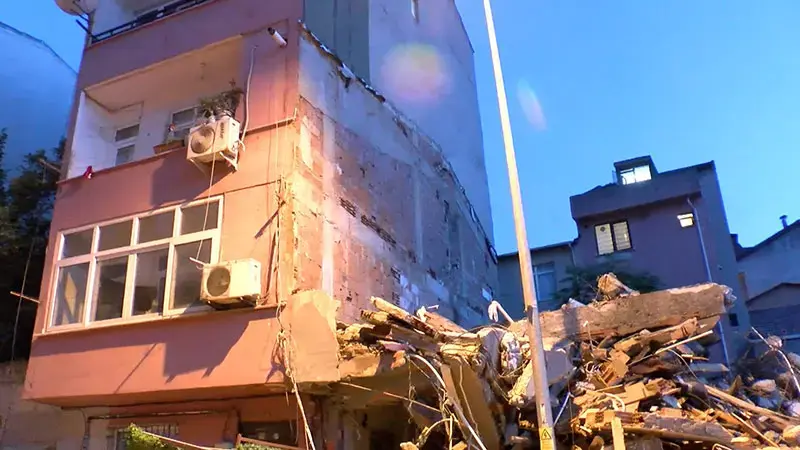 Kağıthane’de yıkım sırasında yanındaki binalar hasar gördü; 2 bina tahliye edildi