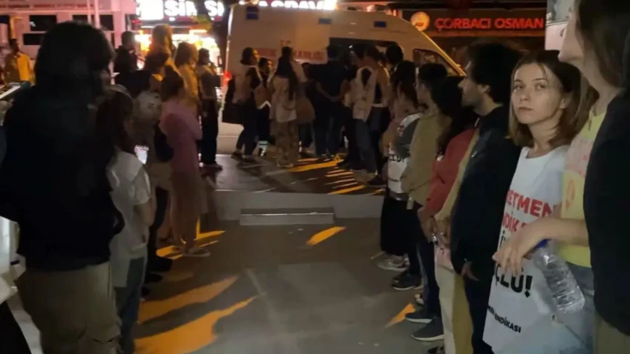 Açlık grevindeki 2 öğretmen hastaneye kaldırıldı