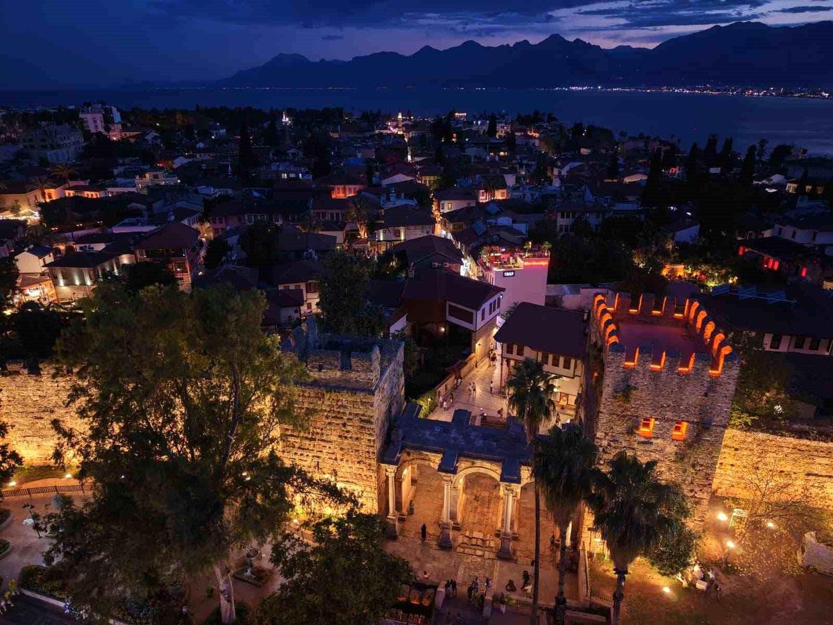 Antalya'nın tarihi kapısı aydınlatıldı