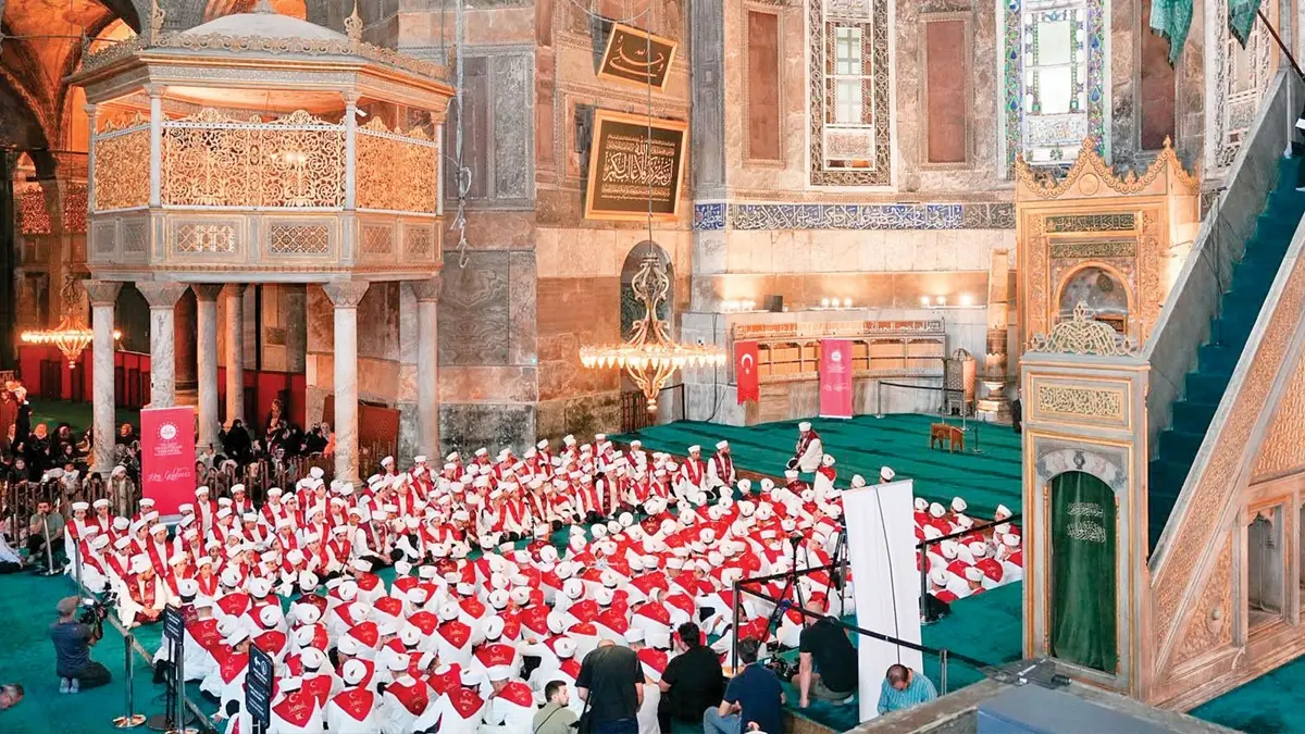 253 şehide 253 hatimle vefa... Ayasofya'da eller semaya açıldı