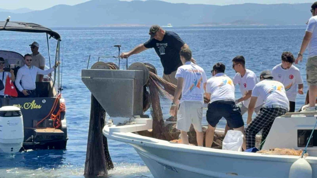 Bodrum'da 2 bin metrekare hayalet ağ temizlendi, binlerce yavru balık doğaya bırakıldı