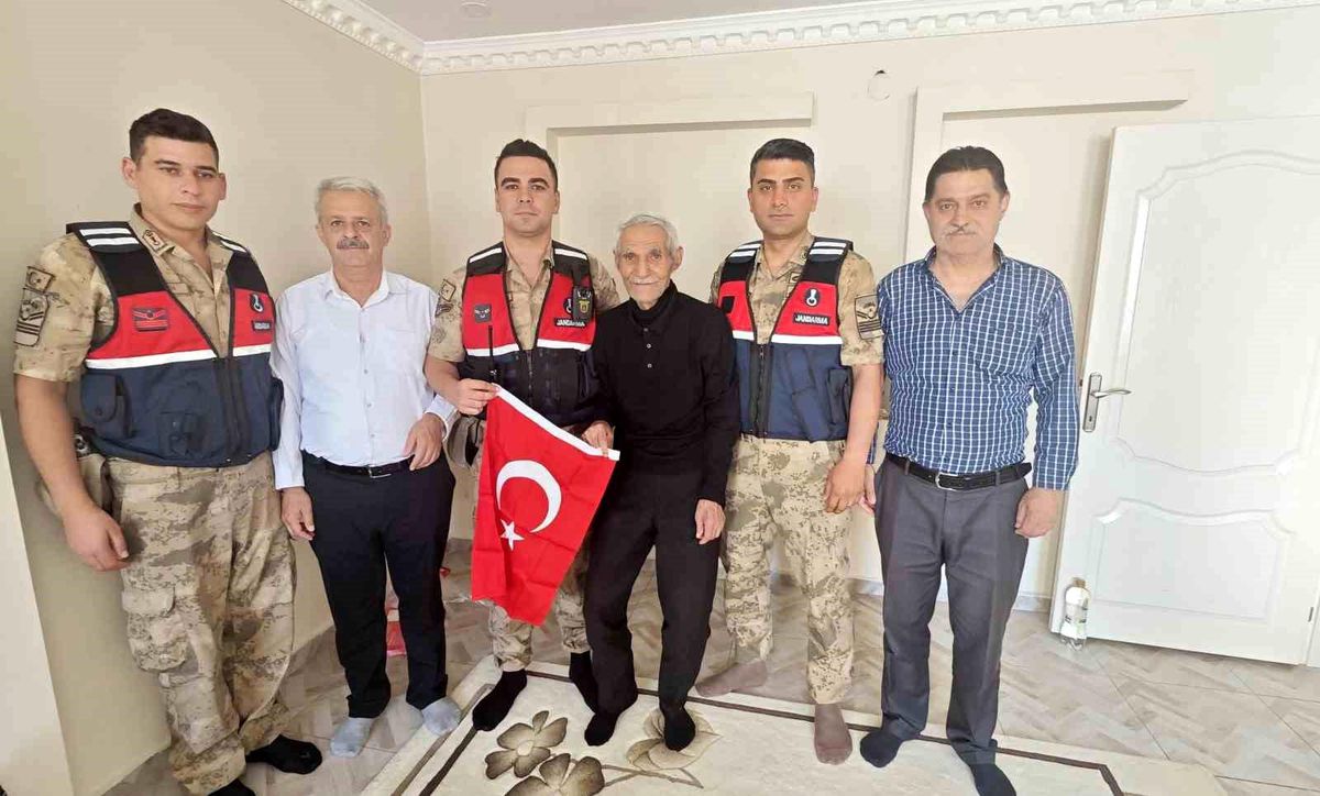 Jandarmadan şehit babalarına Babalar Günü ziyareti