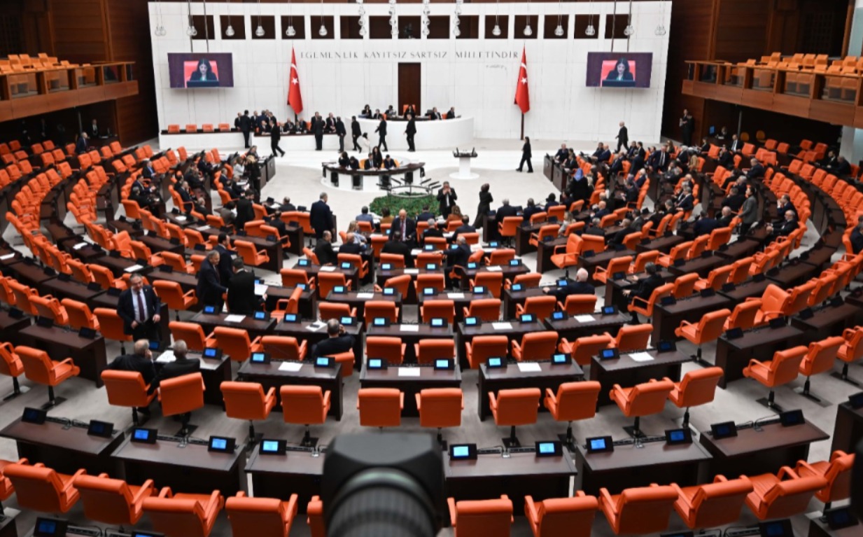 Milyonları ilgilendiren düzenleme Meclis'te: Emekli maaşı teklifinde ilk 7 madde kabul edildi