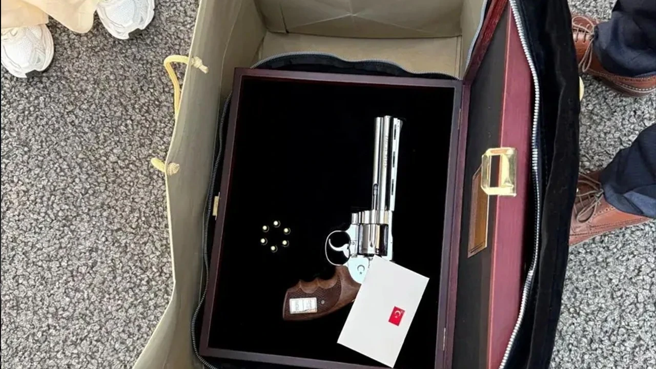 Cumhurbaşkanı Erdoğan'ın revolver hediyesi Kanada'da olay oldu: Benden uzak tutuyorlar
