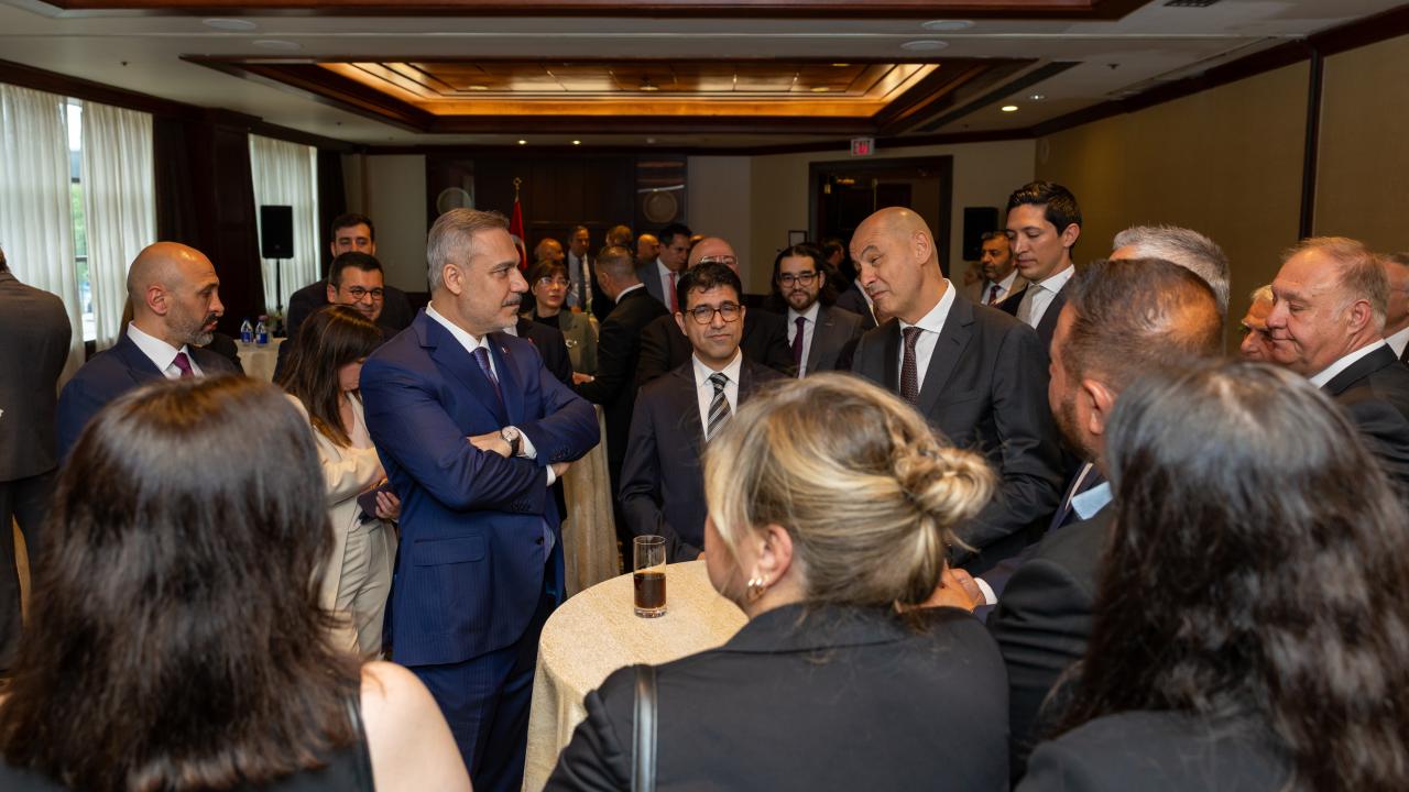 Dışişleri Bakanı Fidan, Kanada'da Türk iş insanlarıyla görüştü