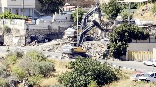 İsrail ordusu işgal altındaki Batı Şeria’da Filistinlilere ait evi yıktı