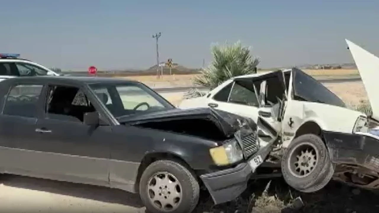 Hatay'da korkunç kaza: İki otomobil kavşakta çarpıştı, yaralılar var