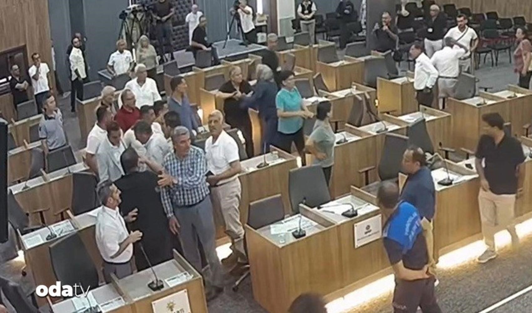 Toroslar Meclisi’ndeki gerginlik kamerada: Meclis üyeleri arasında tansiyon yükseldi