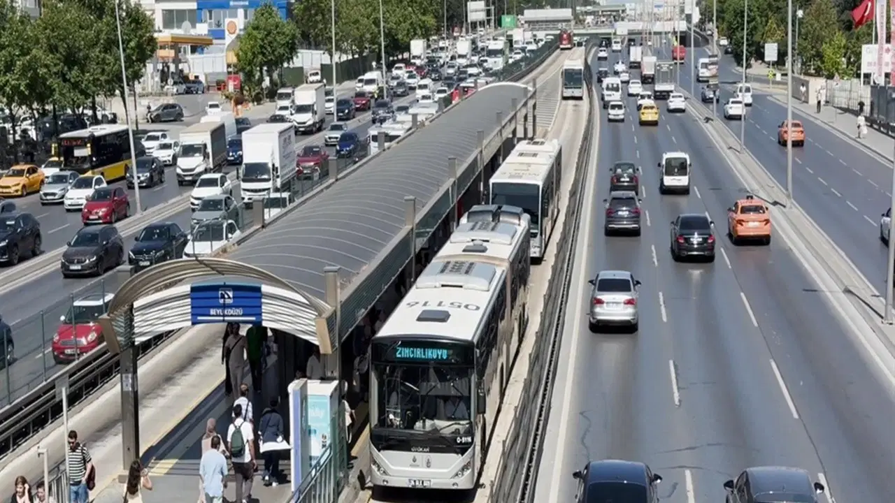 İstanbul'da metrobüs durağında 1 kişinin öldürülmesi: Şüphelilerden biri tutuklandı