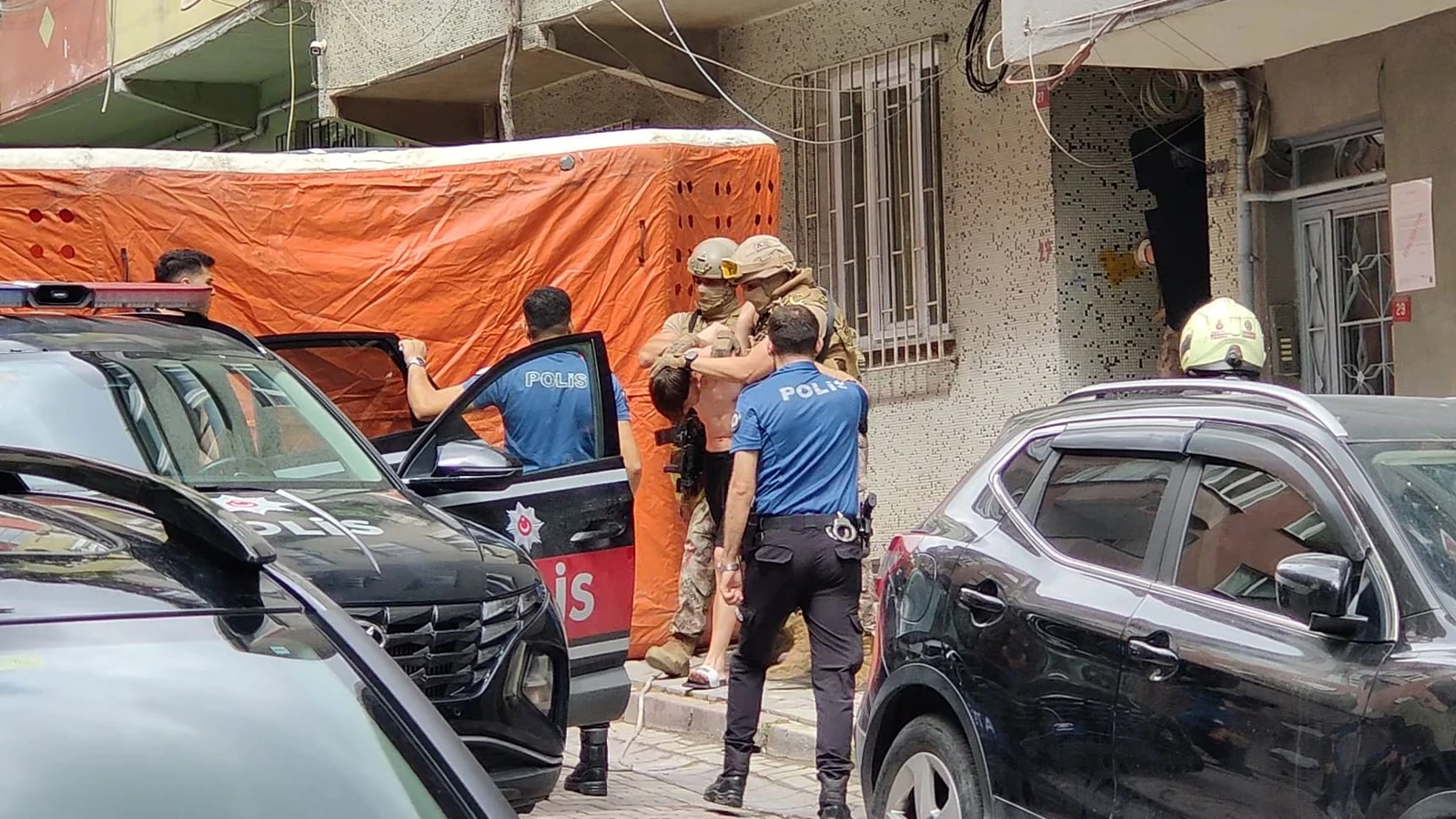 İstanbul'da uyuşturucu bağımlısı ailesini rehin aldı