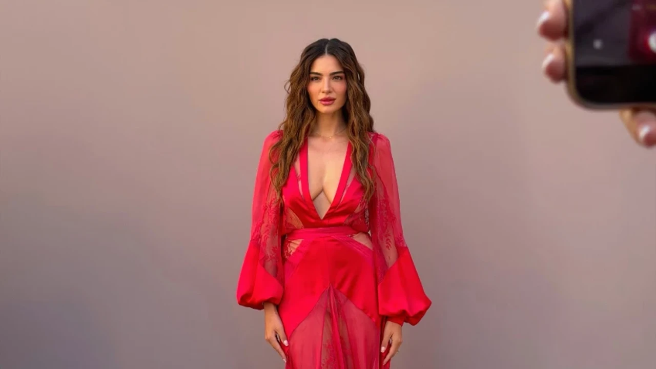 Melisa Aslı Pamuk cesur seçimiyle gündem oldu! Göğsünün yarısı açıkta kaldı