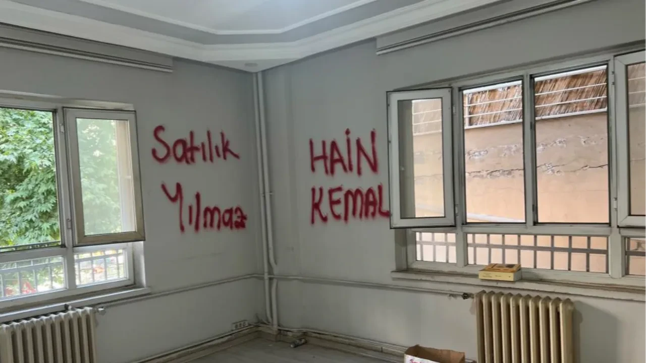 CHP Batman'da çirkin manzara: Göreve başlayan Özkanat enkazla karşılaştı
