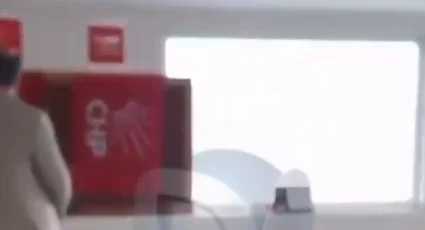 CHP Düzce İl Başkanlığı'nda kapı krizi! Yeni başkan kilitleri kırarak içeri girdi!