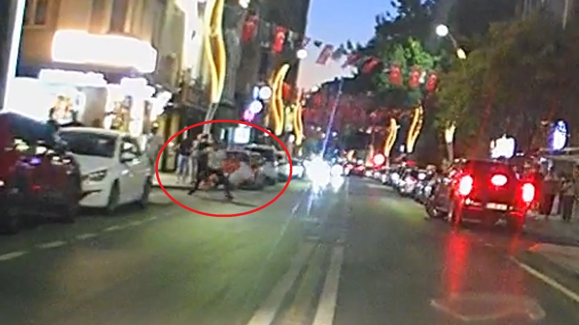 Caddede rezalet çıkaran alkollü şahsa vatandaş tokadı! Tek yumrukla yere serildi!
