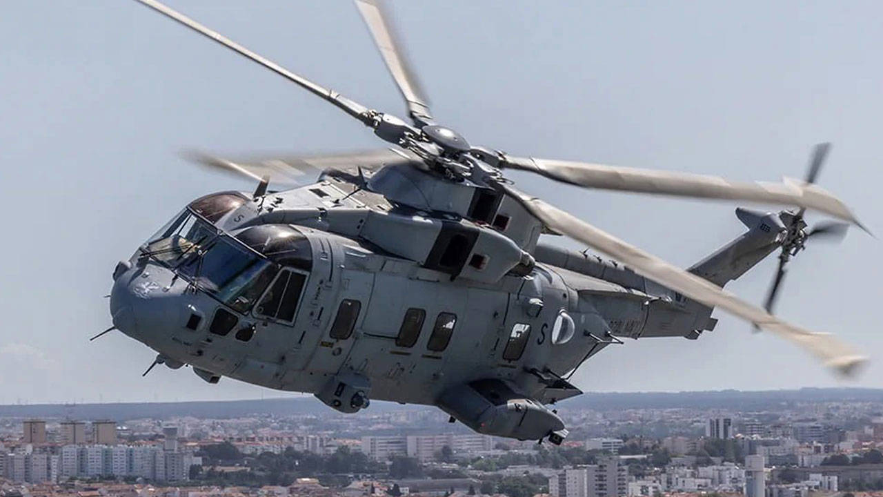 İngiltere'de Kraliyet Donanması'na ait helikopter düştü: 3 asker öldü