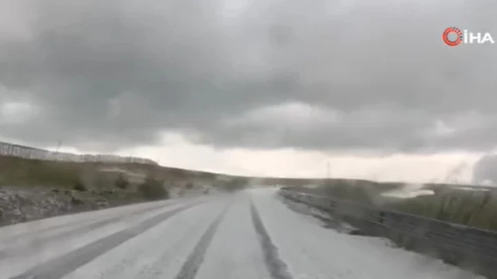 Ardahan'da dolu yağışı: Karayolu beyaza büründü