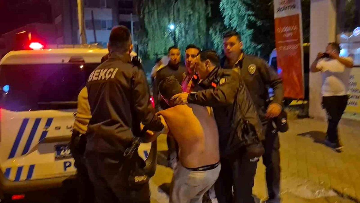 Polis ekiplerine zorluk çıkartan alkollü sürücü kafasını otobüs durağına vurdu: "Yanıyorum, su verin. Ben teslim olmaya..