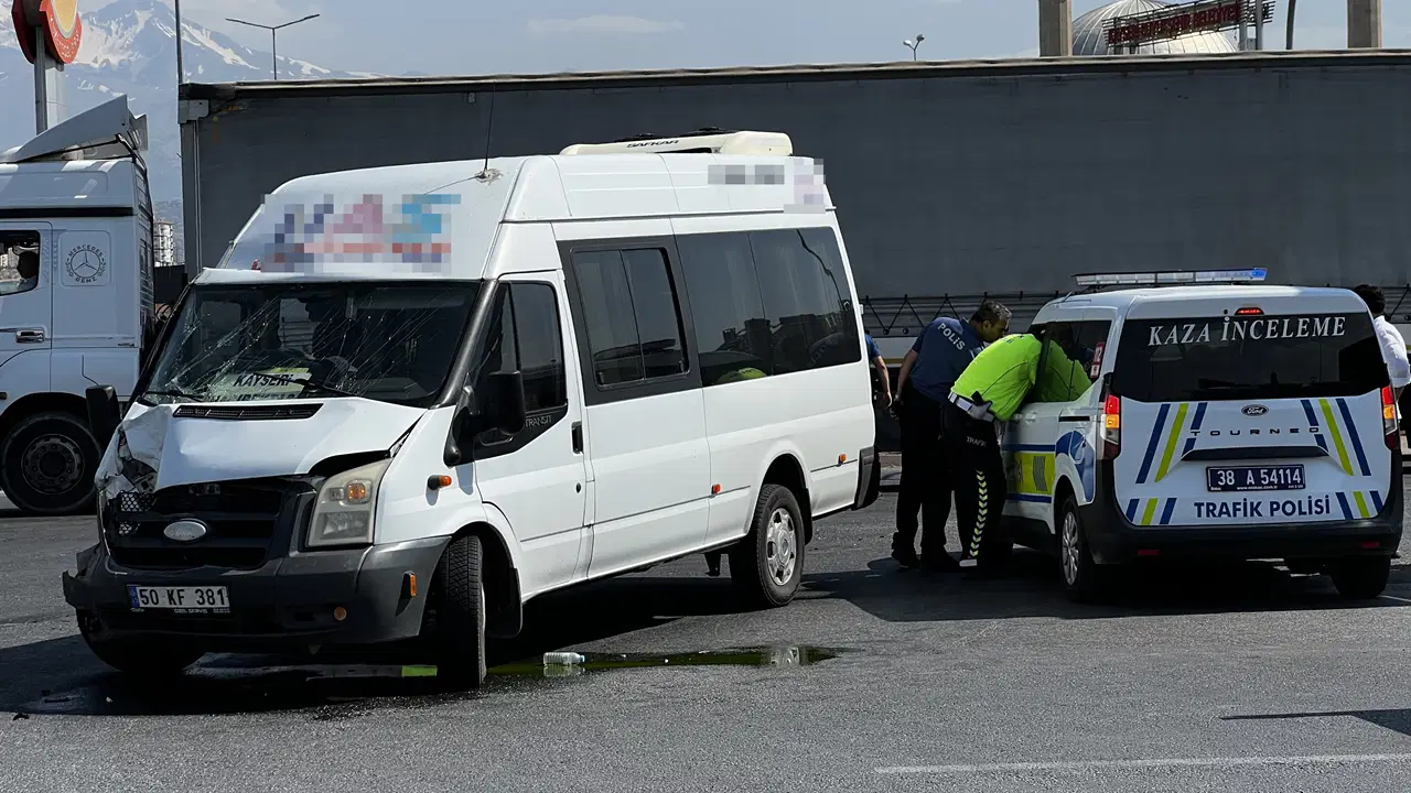 Kayseri’de yolcu minibüsü ile otomobil çarpıştı: Yaralılar var