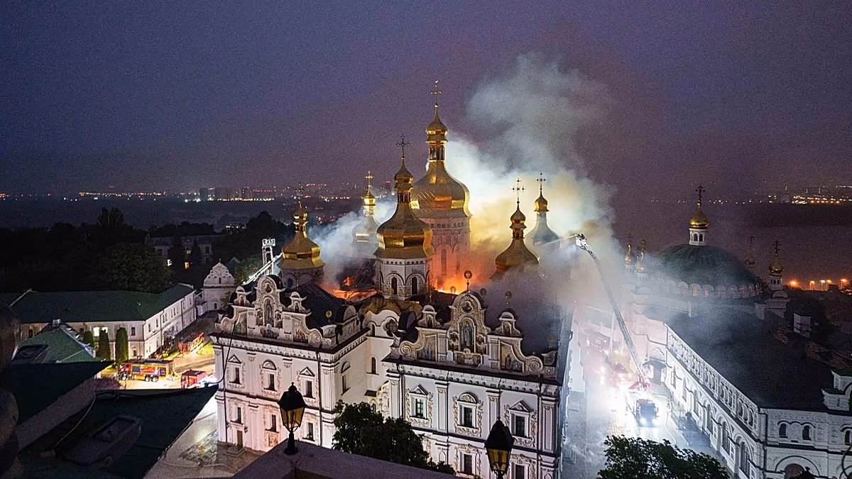 Rusya’nın Ukrayna saldırılarında 11 kişi öldü, tarihi katedral yandı